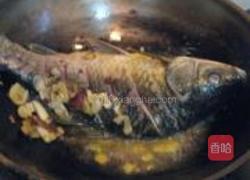 紫苏毛豆烧鲫鱼的做法图解4