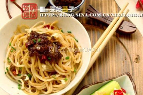 豆酱蒜香牛肉拌面