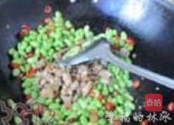 毛豆炒肉丁的做法图解8