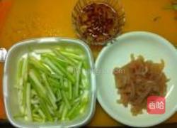 枸杞西芹鸡丝小炒的做法图解1