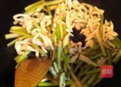 枸杞西芹鸡丝小炒的做法图解5