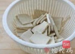 咸蛋炒臭干的做法图解1