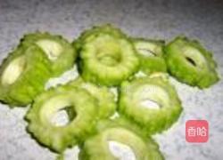 苦瓜培根金针菇卷的做法图解2