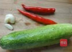 辣椒炒黄瓜的做法图解1