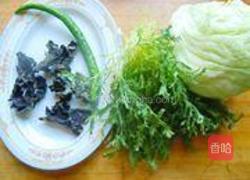 生菜拌黑木耳的做法图解1