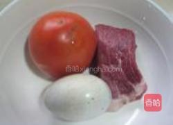 番茄瘦肉皮蛋汤的做法图解1