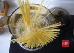 海鲜意面的做法图解1