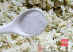 香煎槐花饼的做法图解2