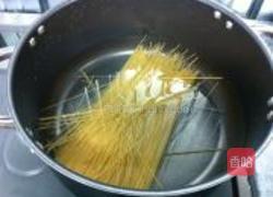 鸡蛋干酪拌意面的做法图解1