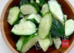 苦瓜排骨黄瓜汤的做法图解1