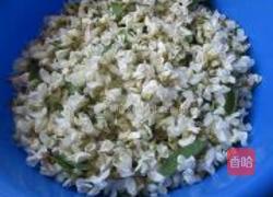 蒸槐花的做法图解1