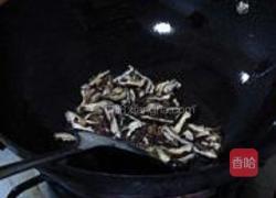 韭菜香菇炒肉丝的做法图解3
