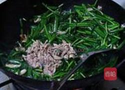 韭菜香菇炒肉丝的做法图解5
