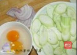 丝瓜炒鸭蛋的做法图解1