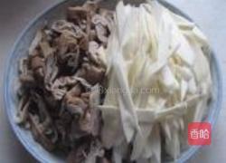 茭白炒肥肠的做法图解2