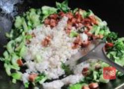 脆皮肠青菜炒饭的做法图解6