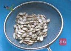 自炒南瓜瓜籽的做法图解2