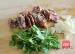 干煸臘味菜花的做法圖解2