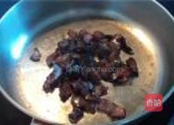 腊肉炒芥兰的做法图解2