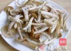 茭白茶树菇的做法图解2