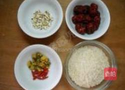 红枣薏仁菊花粥的做法图解1