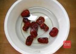 红枣薏仁菊花粥的做法图解2