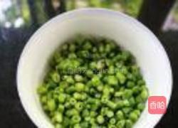 豆角粒煎蛋的做法图解2