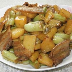 五花肉烧土豆芸豆的做法[图]