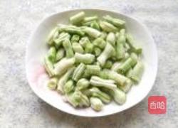 五花肉烧土豆芸豆的做法图解1