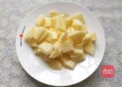 五花肉烧土豆芸豆的做法图解2