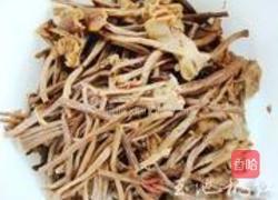 茶树菇炖小鸡的做法图解2