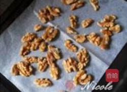 红糖核桃提子包的做法图解2