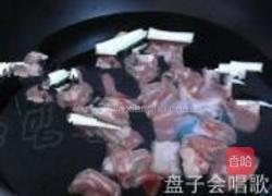 西瓜皮红烧排骨的做法图解2