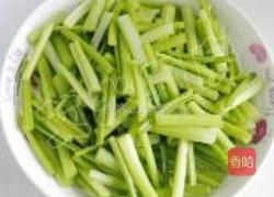 芹菜豆干炒鱿鱼须的做法图解2