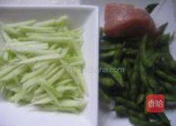 瓜皮肉丝炒毛豆的做法图解1