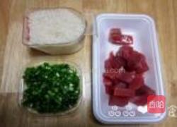 葱香鲔鱼蓉饭的做法图解1