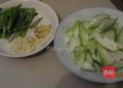 青椒炒丝瓜的做法图解1