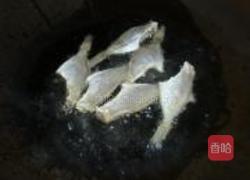 韭菜花炒剥皮鱼的做法图解3