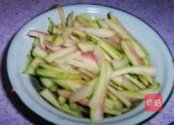 酸辣西瓜皮的做法图解1