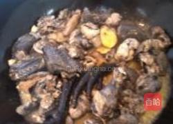 香菇胡萝卜烧乌鸡的做法图解2