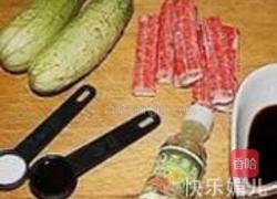 凉拌黄瓜蟹肉丝的做法图解1