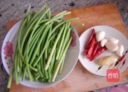 手撕蒜薹的做法图解1
