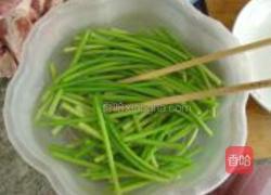 手撕蒜薹的做法图解2