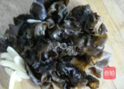 茭白炒木耳的做法图解2