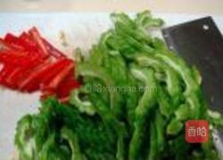 肉末炒苦瓜的做法图解1