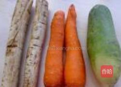 青红萝卜牛蒡汤的做法图解1