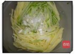 土豆萝卜丝饼的做法图解3