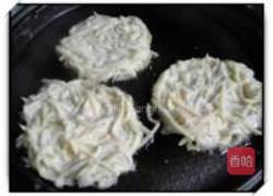 土豆萝卜丝饼的做法图解6