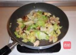 香菇炒卷心菜的做法图解6