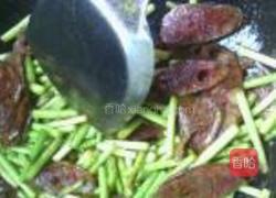 香肠炒蒜薹的做法图解7